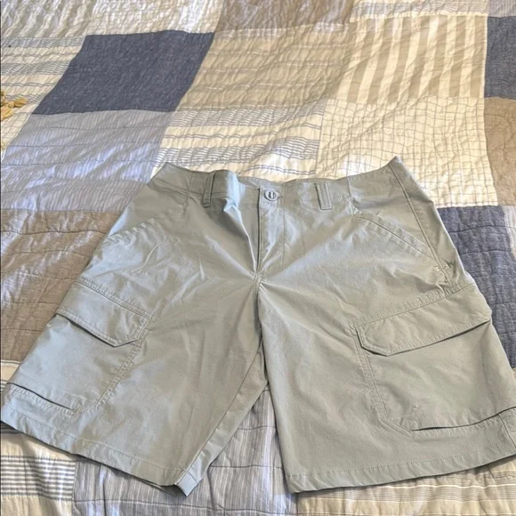UNDER ARMOUR SIZE 34 Men's Gray Cargo Shorts: EXCELLENT CONDITION - Picture 1 of 3